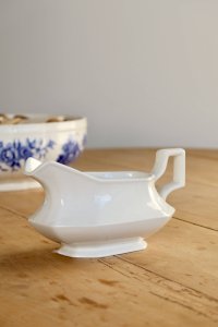 Vintage gravy boat in English porcelain by Johnson Brothers model Pearl.