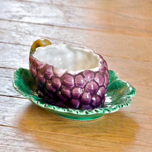 Saucière XIXe en barbotine de Sarreguemines, trompe-loeil raisin