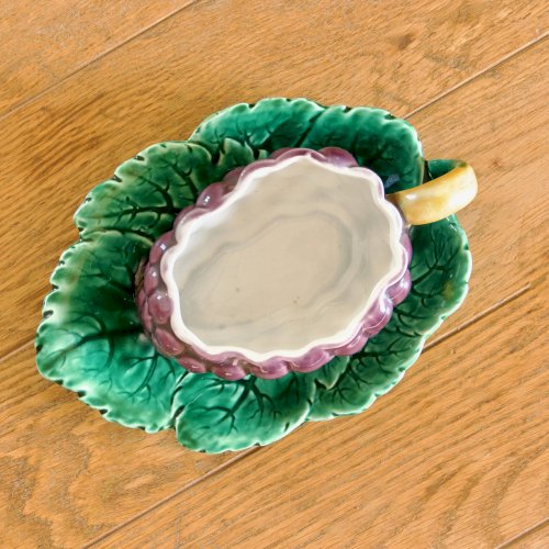 Saucière XIXe en barbotine de Sarreguemines, trompe-loeil raisin