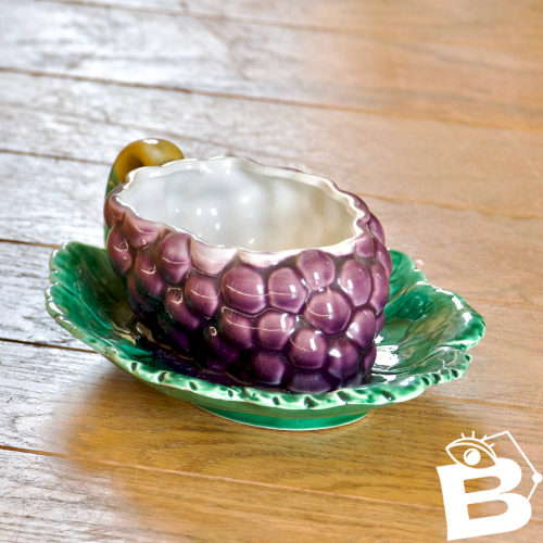 Saucière XIXe en barbotine de Sarreguemines, trompe-loeil raisin