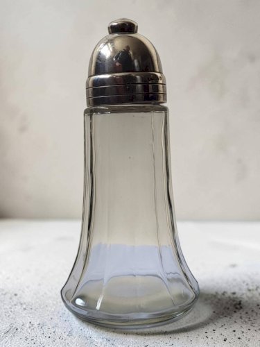 Saupoudreuse en métal argenté Christofle
