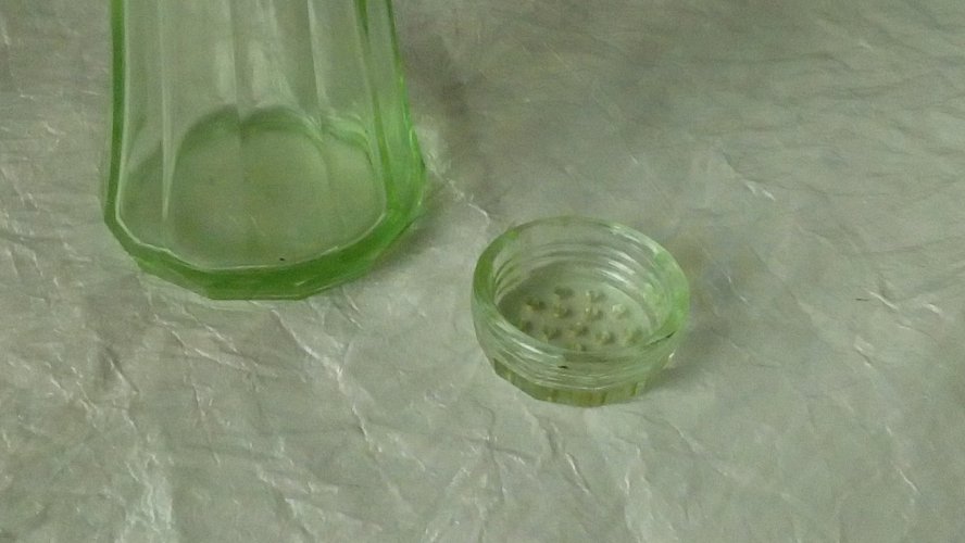 SAUPOUDREUSE  EN VERRE EN VERRE A FACETTES COULEUR OURALINE *