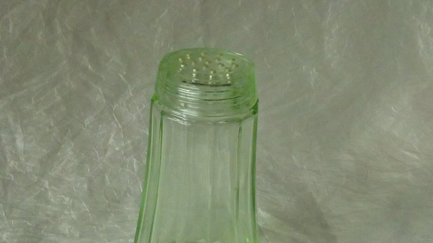 SAUPOUDREUSE  EN VERRE EN VERRE A FACETTES COULEUR OURALINE *