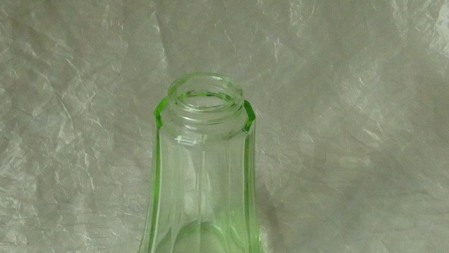 SAUPOUDREUSE  EN VERRE EN VERRE A FACETTES COULEUR OURALINE *