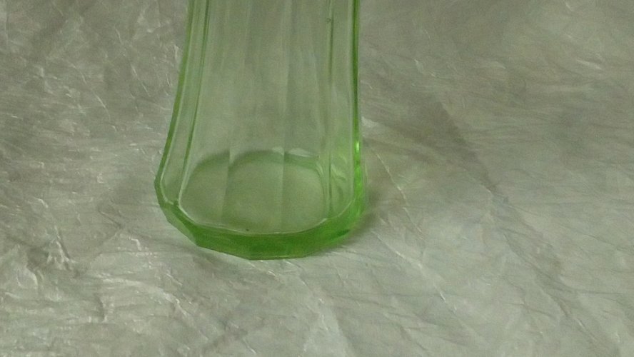 SAUPOUDREUSE  EN VERRE EN VERRE A FACETTES COULEUR OURALINE *