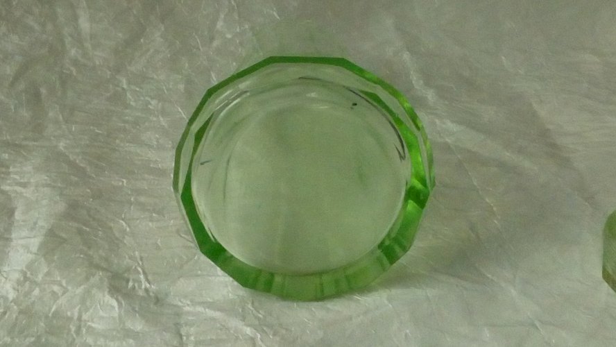 SAUPOUDREUSE  EN VERRE EN VERRE A FACETTES COULEUR OURALINE *