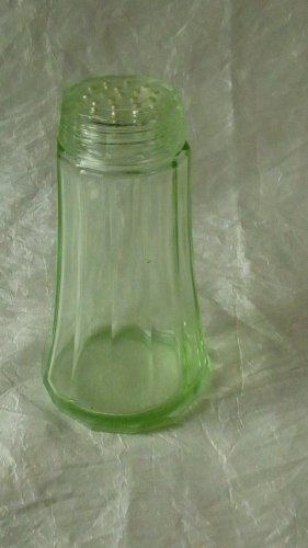 SAUPOUDREUSE  EN VERRE EN VERRE A FACETTES COULEUR OURALINE *