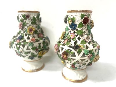 "Saxony" Pair of baluster vases in pierced polychrome porcelain, 19th century.