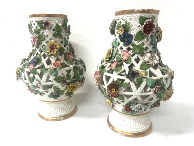 " Saxe " Paire de vases balustre en porcelaine polychrome ajourée XIX siècle