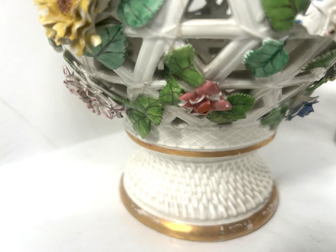 " Saxe " Paire de vases balustre en porcelaine polychrome ajourée XIX siècle