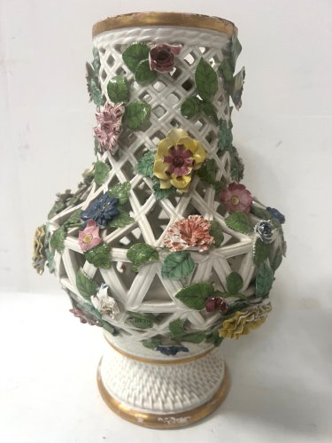 " Saxe " Paire de vases balustre en porcelaine polychrome ajourée XIX siècle