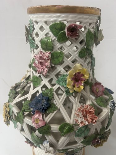 " Saxe " Paire de vases balustre en porcelaine polychrome ajourée XIX siècle