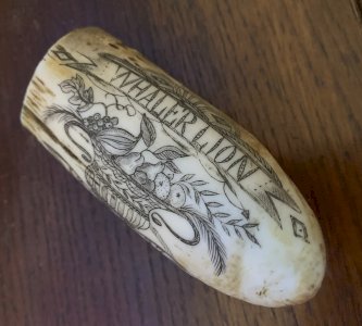 Scrimshaw en résine réplica Whaler lion 1827 marins bateau dent