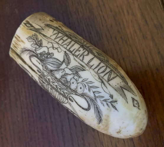 Scrimshaw en résine réplica Whaler lion 1827 marins bateau dent