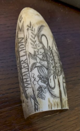 Scrimshaw en résine réplica Whaler lion 1827 marins bateau dent