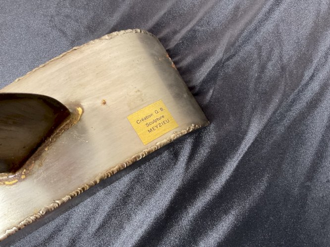 sculpture abstraite acier papillon sur roseau moderniste contemporain