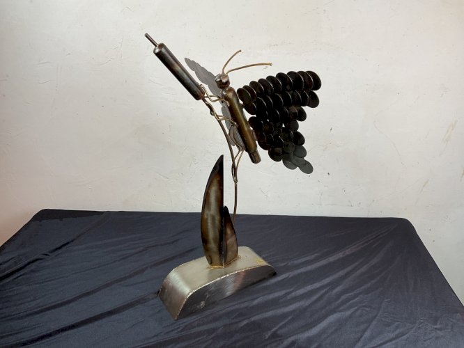 sculpture abstraite acier papillon sur roseau moderniste contemporain