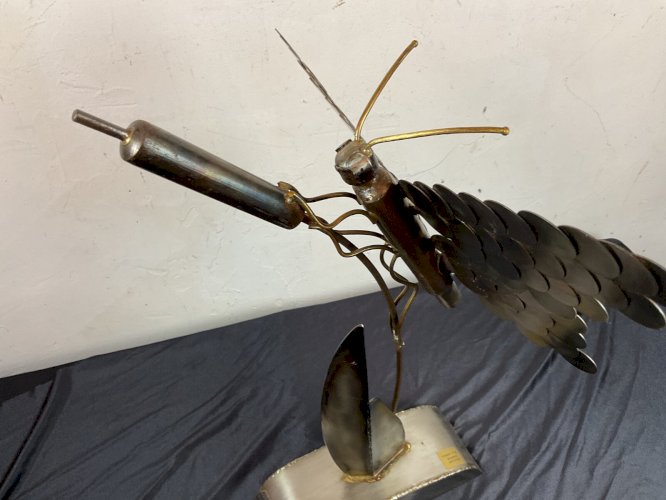 sculpture abstraite acier papillon sur roseau moderniste contemporain