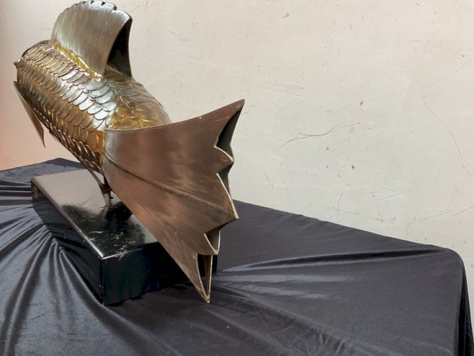 sculpture abstraite acier poisson sur roseau moderniste contemporain .