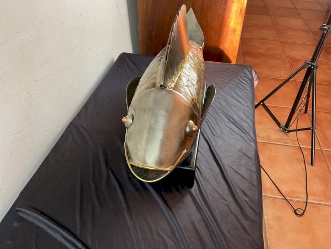 sculpture abstraite acier poisson sur roseau moderniste contemporain .