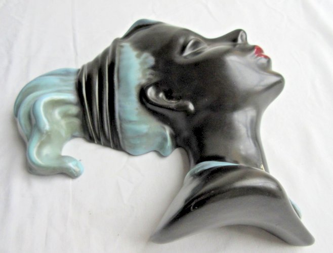 "Sculpture allemande Art Déco stylisée: Africaine en céramique signée Mendorf