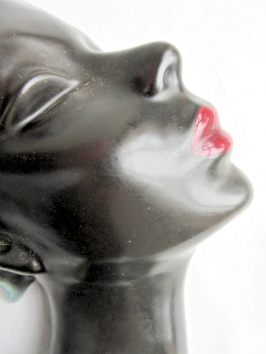 "Sculpture allemande Art Déco stylisée: Africaine en céramique signée Mendorf