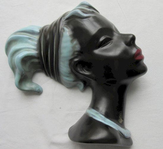 "Sculpture allemande Art Déco stylisée: Africaine en céramique signée Mendorf