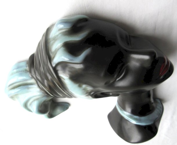 "Sculpture allemande Art Déco stylisée: Africaine en céramique signée Mendorf