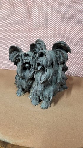 SCULPTURE ANIMALIERE DE 2 CHIENS EN TERRE CUITE