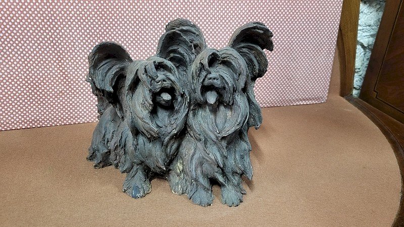 SCULPTURE ANIMALIERE DE 2 CHIENS EN TERRE CUITE