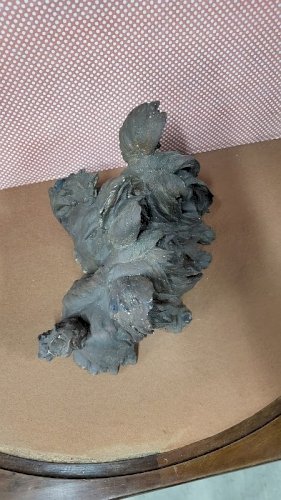 SCULPTURE ANIMALIERE DE 2 CHIENS EN TERRE CUITE