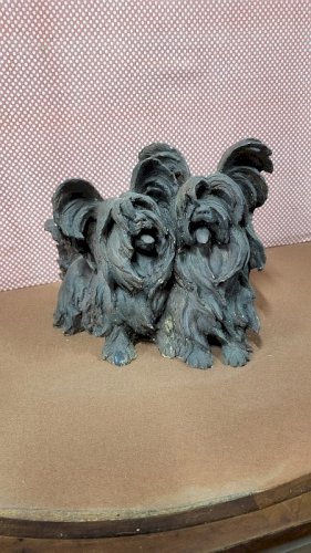 SCULPTURE ANIMALIERE DE 2 CHIENS EN TERRE CUITE