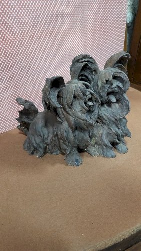 SCULPTURE ANIMALIERE DE 2 CHIENS EN TERRE CUITE