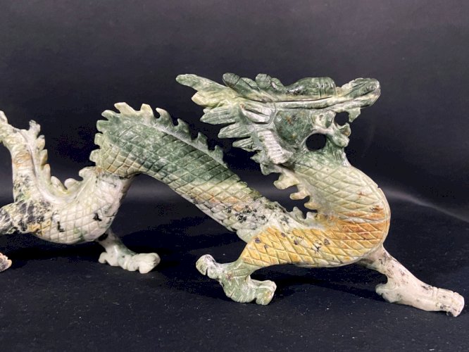 Sculpture au dragon impérial chinois en néphrite ou jade serpentine Chine