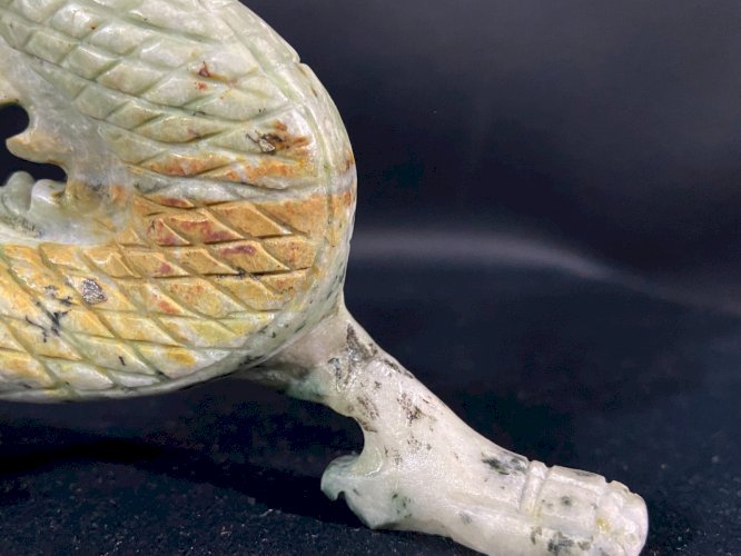 Sculpture au dragon impérial chinois en néphrite ou jade serpentine Chine