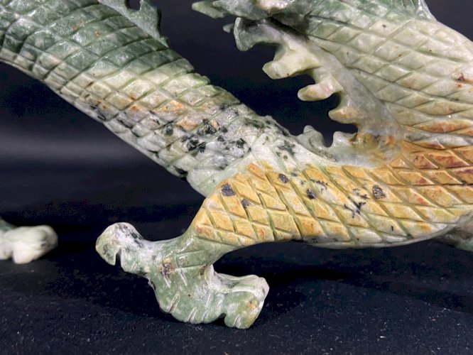 Sculpture au dragon impérial chinois en néphrite ou jade serpentine Chine