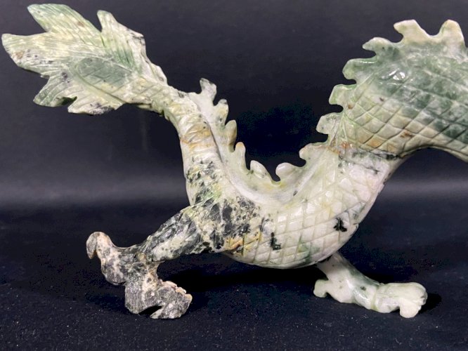 Sculpture au dragon impérial chinois en néphrite ou jade serpentine Chine