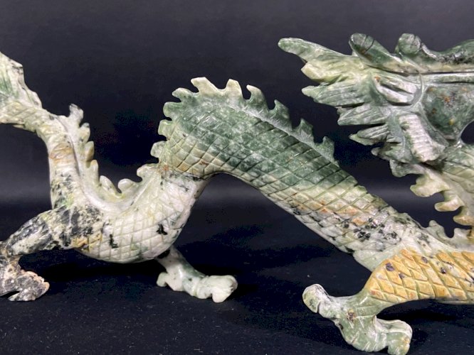 Sculpture au dragon impérial chinois en néphrite ou jade serpentine Chine