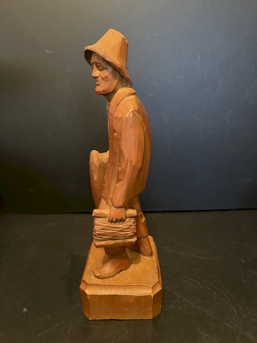 sculpture bois art populaire pecheur  breton signée A Peltié déco Bretagne