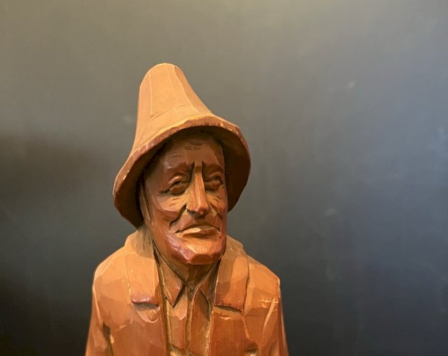 sculpture bois art populaire pecheur  breton signée A Peltié déco Bretagne