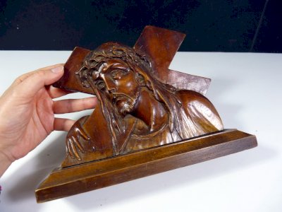 Sculpture bois LA TÊTE DE JESUS sur socle signée Bastian D - 19 x 25,5 x 6,7 cm
