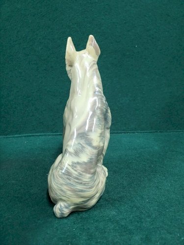 SCULPTURE DE CHIEN EN TERRE MÊLEE