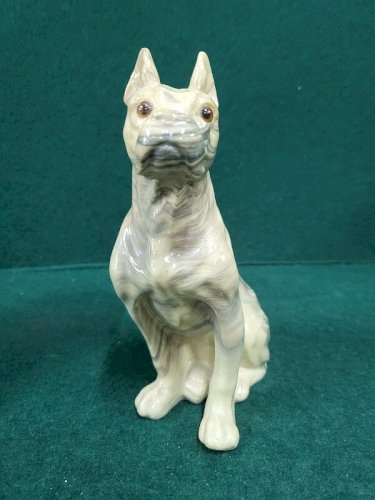 SCULPTURE DE CHIEN EN TERRE MÊLEE