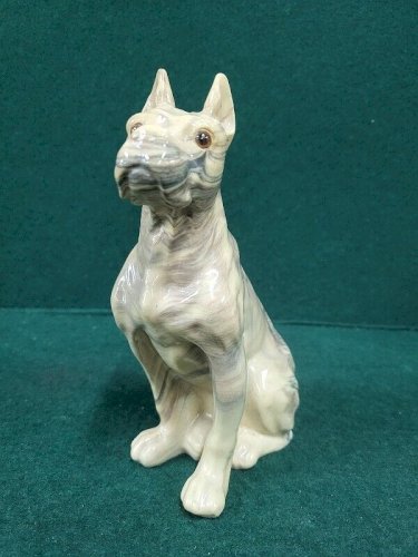 SCULPTURE DE CHIEN EN TERRE MÊLEE