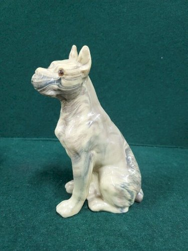 SCULPTURE DE CHIEN EN TERRE MÊLEE