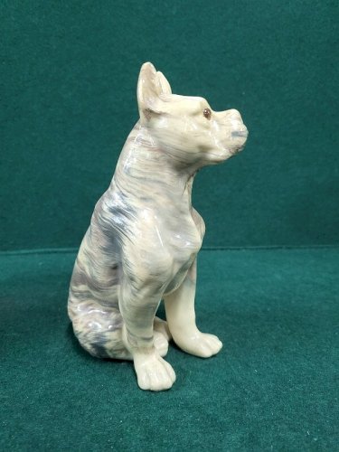 SCULPTURE DE CHIEN EN TERRE MÊLEE
