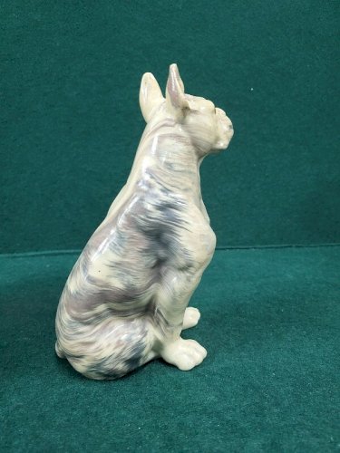 SCULPTURE DE CHIEN EN TERRE MÊLEE