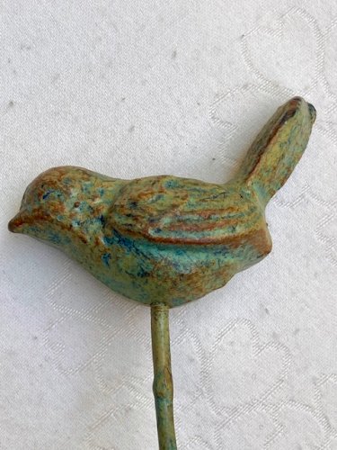 Sculpture d'oiseau en métal avec nids en bois de vignes