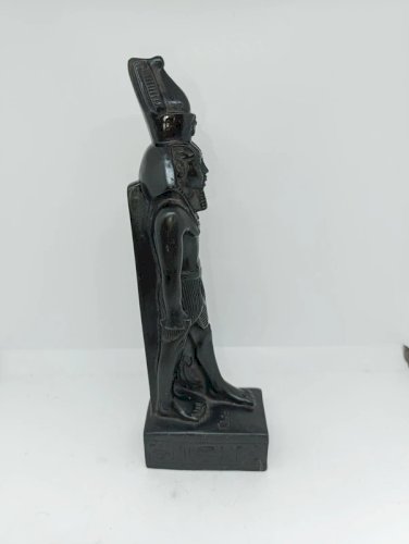 sculpture egyptienne en resine dans le gout des porductions du musee du louvre en bon etat