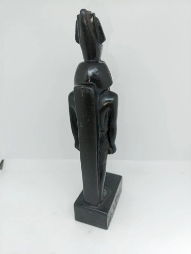 sculpture egyptienne en resine dans le gout des porductions du musee du louvre en bon etat